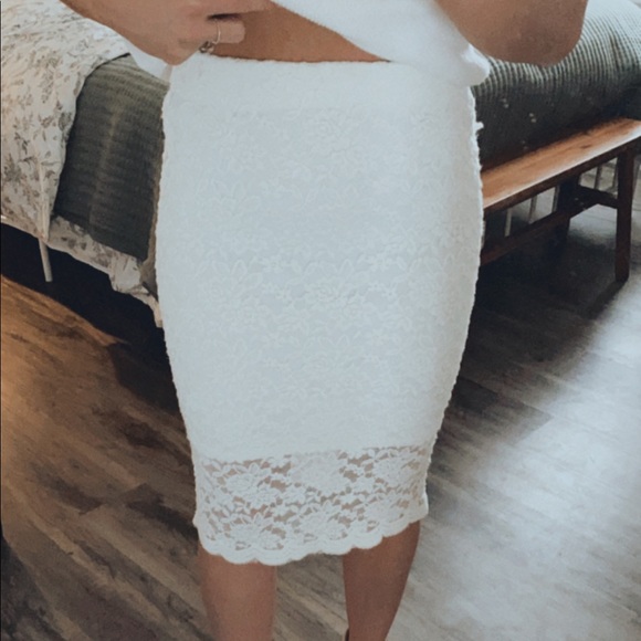 NWOT flattering lace pencil skirt - Picture 3 of 5